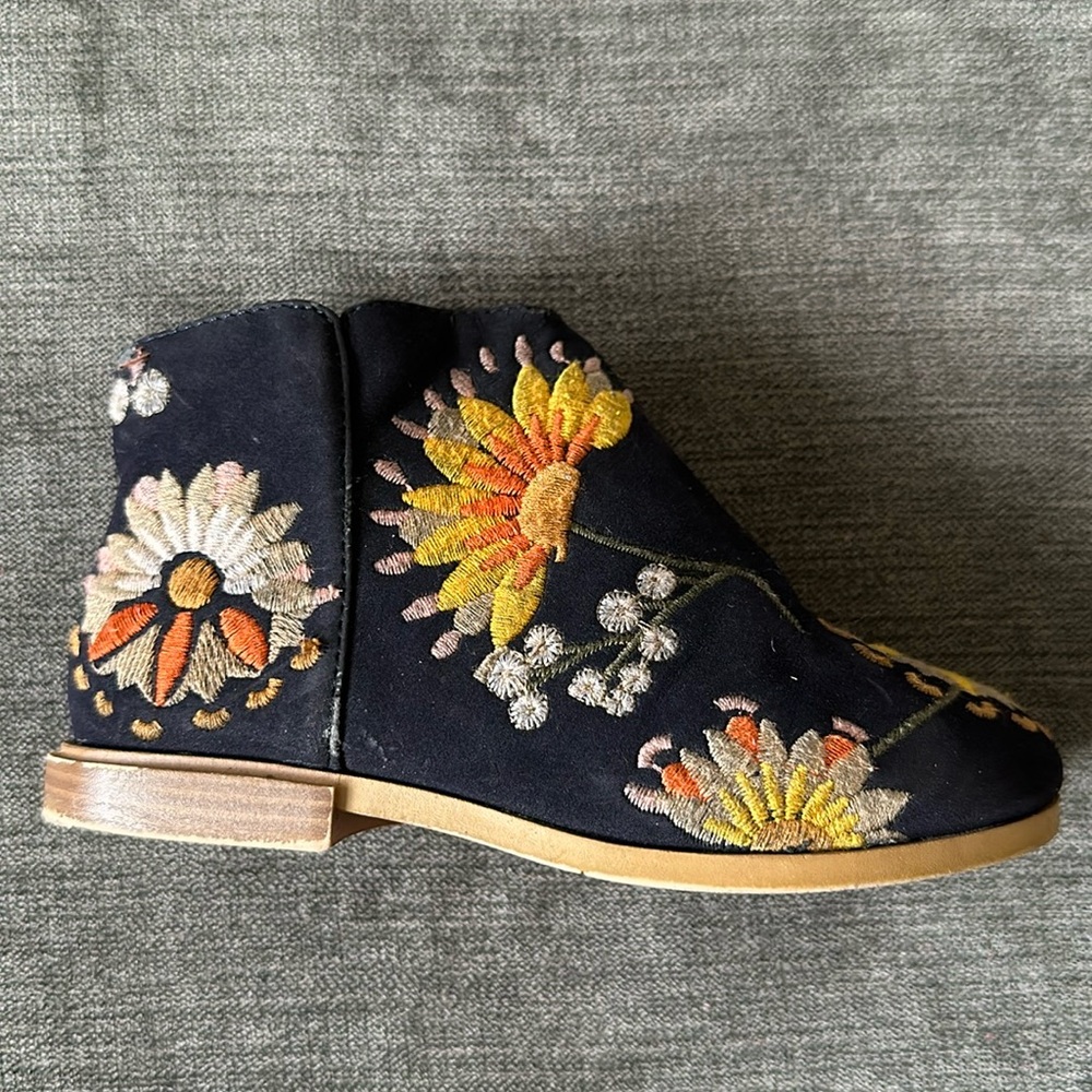 Beautiful ZARA floral detail boots - Picture 2 of 5